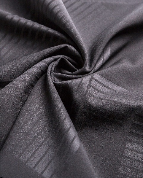 Hvilken rolle spiller kædegarn og skud i den overordnede struktur af et vævet stof?